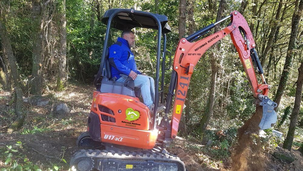 Miniexcavadora de Reformas Rústicas en obra en Ourense