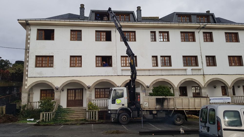 Rehabilitación de edificio con grúa en Ourense