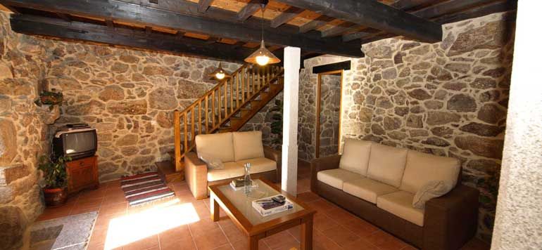 Interior rústico con muro de piedra en Ourense